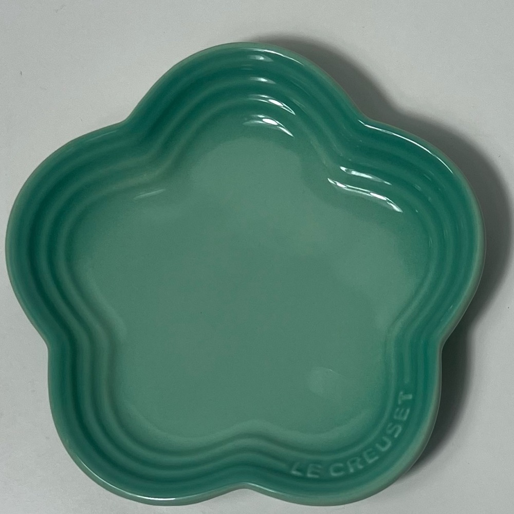 Le Creuset Stoneware Flower Petal Scalloped Trinket Dish Plate Tray - Picture 2 of 11